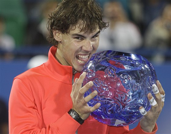 S TROFEJÍ. Rafael Nadal pózuje s trofejí pro vítze exhibiního turnaje v Abú Zabí.