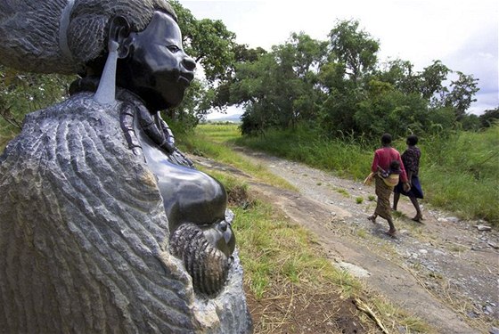 Kojící ena - sochy z hadce bn stojí v okolí Tengenenge 