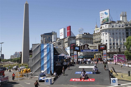Slavnostní start Rallye Dakar se odehrál tradin v centru msta pod známým obeliskem na tíd Avenida 9 de Julio.