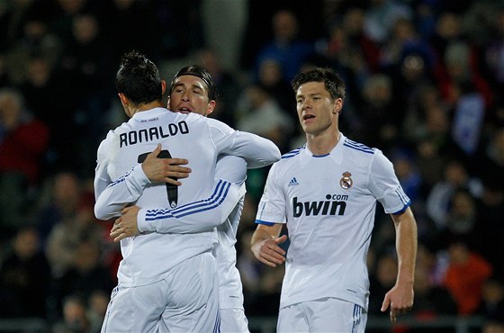 Cristiano Ronaldo pijímá gratulaci ke gólu od Sergia Ramose a Xabiho Alonsa (vpravo).