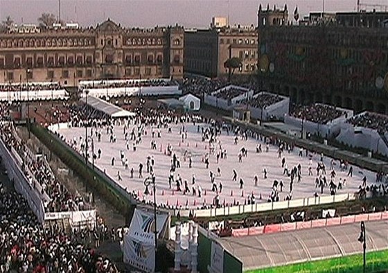 Kluzit na námstí Zócalo v Mexico City.