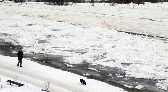 Pracovníci Povodí Ohe hlídají ledové bariéry na ekách Bílin a Mandav, které by mohly ohrozit odtékání vody korytem. Ilustraní foto
