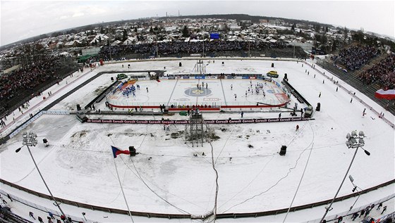 Hokejové hit pod irým nebem na plochodráním stadionu ve Svítkov u Pardubic.
