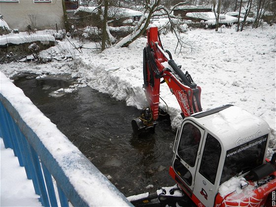 Na ece Teplá se ped mostem v Teplice hromadí kry.