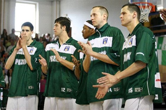Basketbalisté Pezinku na archivní fotografii z roku 2010.