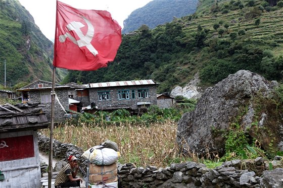 Nepál. Na mnoha místech vlají sovtské vlajky, znak nepálských maoist