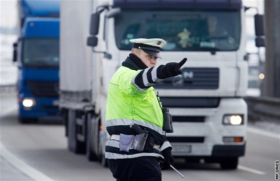 Pi kontrole kamion na Jihlavsku objevili policisté ve slovenském kamionu magnet, který ml vyadit z provozu digitální tachograf. Ilustraní snímek