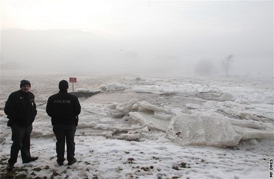 Berounku u Karltejna zablokovaly ledové kry. (8. ledna 2011)