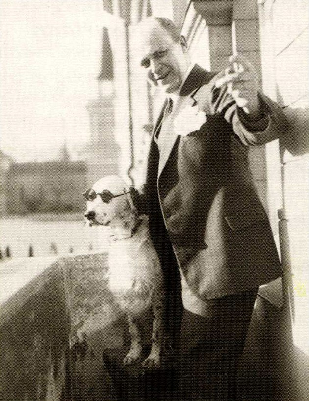 FInský obchodník Tor Borg a jeho pes Jackie ili Hitler