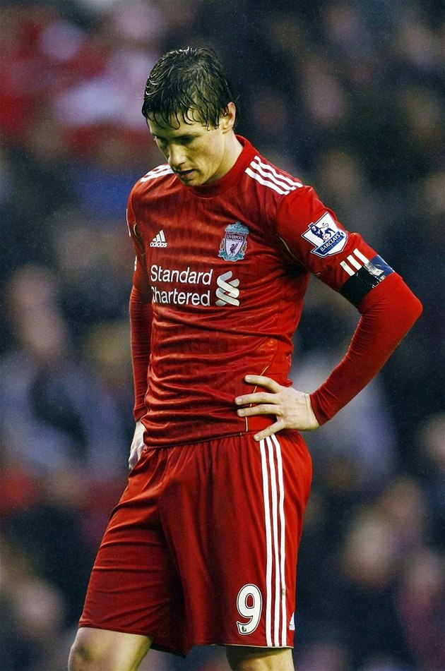 KDE TO JSEM? Útoník Fernando Torres si asi vývoj Liverpoolu pedstavoval jinak.
