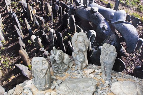 Prvn sochy vytvoen v Tengenenge nebyly vdy dokonal, postupn se vak tvrci vypracovali k naprosto profesionln rovni