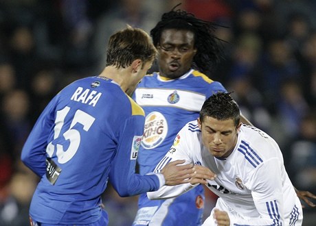 Cristiano Ronaldo (vpravo) z Realu Madrid v souboji s Rafou Lopezem z Getafe. 