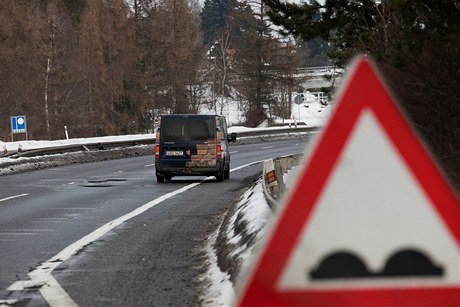 Dra ve vozovce na silnici R4 u Jlovit komplikuje ivot idim.