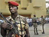 Vojci Pobe slonoviny, kte jsou loajln Laurentu Gbagbovi, stoj ped hotelem Golf, odkud aduje Alassan Ouattara (3. ledna 2011)