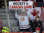 Trasparent jednoho z divk sice hls, e "Hokej je kanadsk hra", ale dole stojc hri Ruska do 20 let tm Javorovch list ve finle mistrovstv svta porazili.
