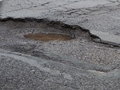 Díra ve vozovce na silnici R4 u Jíloviště komplikuje život řidičům. Díra ve vozovce na silnici R4 u Jíloviště komplikuje život řidičům.
