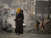 Afghnsk ena nese kanystr s vodou v Kbulu