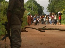 Obyvatel msta Bouak ovldanho rebely prchaj bhem obansk vlky na jih Pobe slonoviny (11. jna 2002)