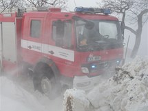 Silnii vyprouj hasie, kte uvzli ve snhovch zvjch u pejezdu v Pokikov