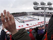 Pohled z jedn z tribun na plochodrnm stadionu ve Svtkov u Pardubic pebudovanho na hokejovou arnu.
