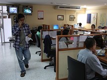 fredaktor Aung Zaw (vlevo) prochz newsroomem