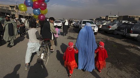 Afghánská ena s dtmi v Kábulu