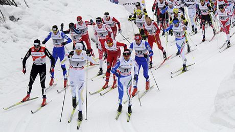 PELOTON. Lyai bhem závodu na 20 km klasicky, který je souástí Tour de Ski. Vlevo s íslem 4 Martin Jak, vpravo se 13 Luká Bauer.