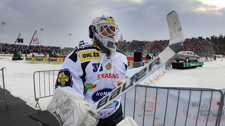 DLOUHÁ CESTA. Gólman Komety Brno Jiří Trvaj i jeho spoluhráči museli při utkání pod širým nebem urazit nezvykle dlouhou cestu z kabin na ledovou plochu. DLOUHÁ CESTA. Gólman Komety Brno Jiří Trvaj i jeho spoluhráči museli při utkání pod širým nebem urazit nezvykle dlouhou cestu z kabin na ledovou plochu.
