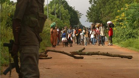 Obyvatelé msta Bouaké ovládaného rebely prchají bhem obanské války na jih Pobeí slonoviny (11. íjna 2002)