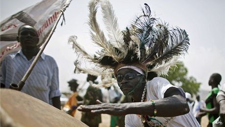 Obyvatelé jiního Súdánu tancují pi shromádní v Dub na podporu rozdlení zem na dv ásti (7. ledna 2011)