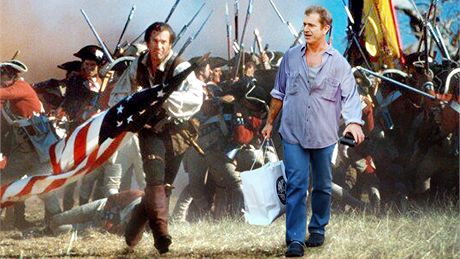 Dnení Mel Gibson (vpravo) hledí na Mela Gibsona coby hrdinu z filmu Patriot (z roku 2000).
