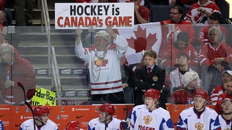 Trasparent jednoho z divák sice hlásá, e "Hokej je kanadská hra", ale dole stojící hrái Ruska do 20 let tým Javorových list ve finále mistrovství svta porazili.