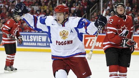 Ruský útoník Nikita Dvureenskyj oslavuje pátý gól ruského týmu ve finále hokejového MS dvacetiletých, jím v americkém Buffalu zavril výhru 5:3 nad Kanadou.
