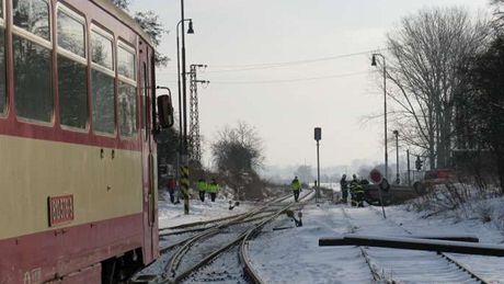 Sráka auta s motorovým osobním vlakem v Kostelci nad Orlicí
