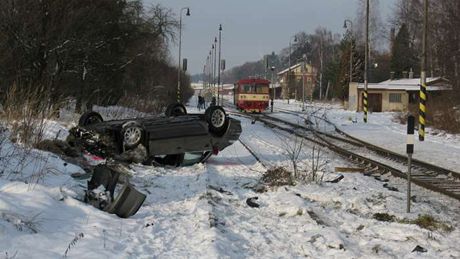 Sráka auta s motorovým osobním vlakem v Kostelci nad Orlicí