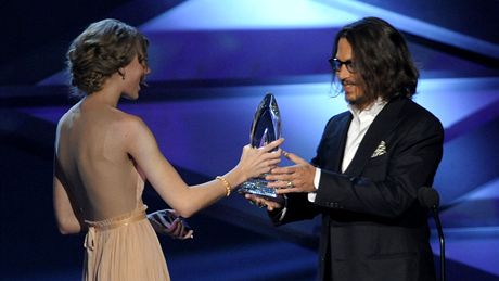 People´s Choice Awards 2011: Taylor Swiftová předává cenu pro nejlepšího herce Johnnymu Deppovi People´s Choice Awards 2011: Taylor Swiftová předává cenu pro nejlepšího herce Johnnymu Deppovi