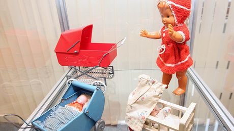 Expozice výstavy historických hraek v libereckém Severoeském muzeu.