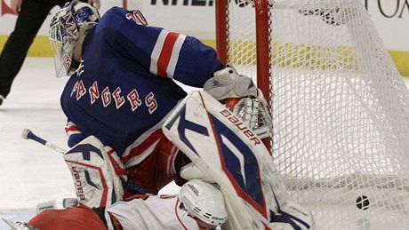 Eric Staal z Caroliny v pádu pekonal brankáe NY Rangers Henrika Lundqvista. 