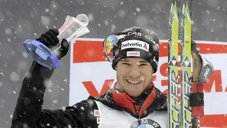 NA STUPNÍCH VÍTZ. výcarský bec na lyích Dario Cologna se raduje z vítzství.
