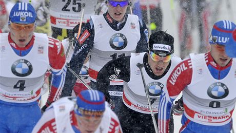 TLAENICE. Dario Cologna (v erném) a spol. bhem závodu Tour de Ski.