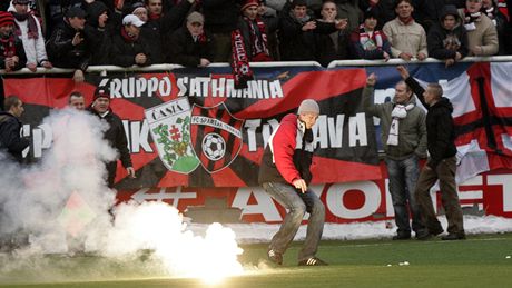 Pi zápase Trnavy proti Zlínu musela proti rozvánným fanoukm zasahovat policie. 