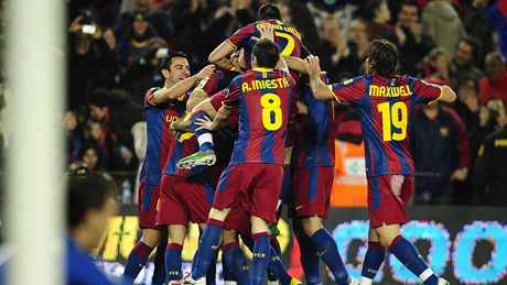 Fotbalisté Barcelony se radují z gólu Pedra Rodrigueze.