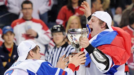 Rutí hokejoví junioi Vladimir Tarasenko (vpravo) a Dmitrij Orlov s pohárem pro mistry svta. Oslavují finálovou výhru nad Kanadou.