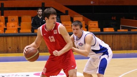 Duel extraligy do 18 let mezi USK Praha a BA Sparta. Jan Bejček (v červeném) ze Duel extraligy do 18 let mezi USK Praha a BA Sparta. Jan Bejček (v červeném) ze