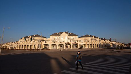 Jedno z nejvtích nákupních center ve mst Ordos. A na nkolik pronajatých obchod, které nabízí turistické suvenýry, zejí prostory prázdnotou