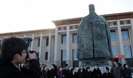 Socha Konfucia na námstí Nebeského klidu v Pekingu