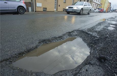 Tetina silnic druhé a tetí tídy je v havarijním stavu (ilustraní foto).