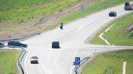 Nebezpenou kiovatku na loni oteveném obchvatu Ble nahradí kruhový objezd