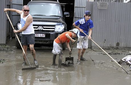 klid po niivch povodnch v australskm Brisbane