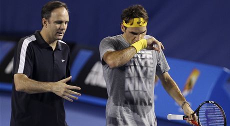 Paul Annacone radí Rogeru Federerovi pi tréninku na Australian Open